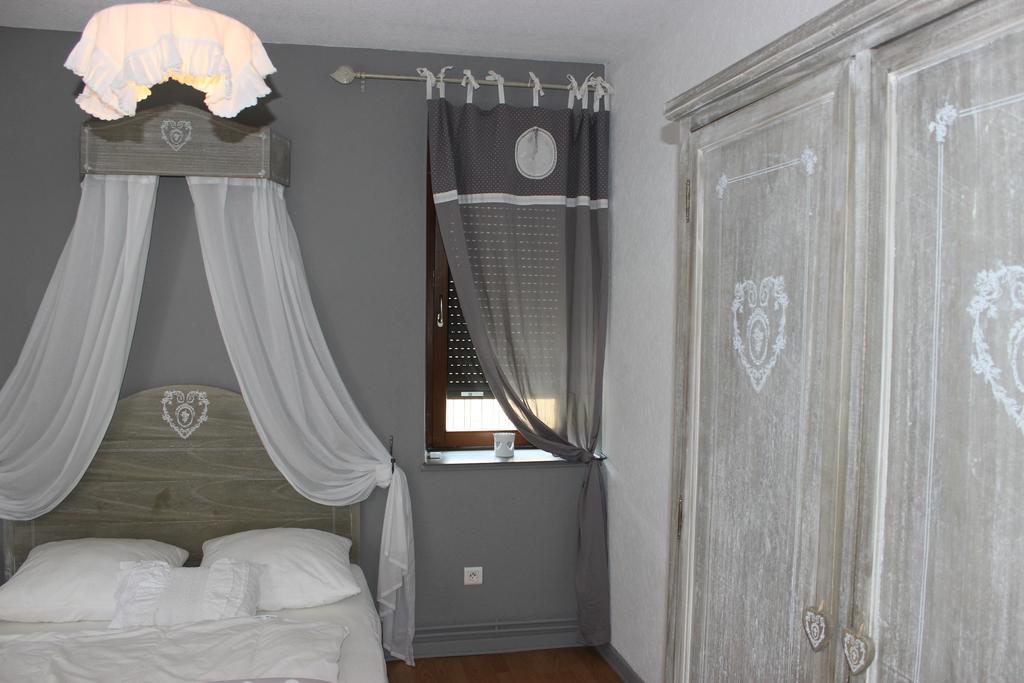 Gite Des 3 Chateaux Ribeauvillé Værelse billede